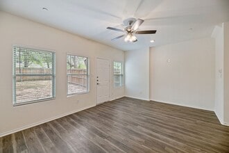 805 S 6th St in Bonham, TX - Building Photo - Building Photo