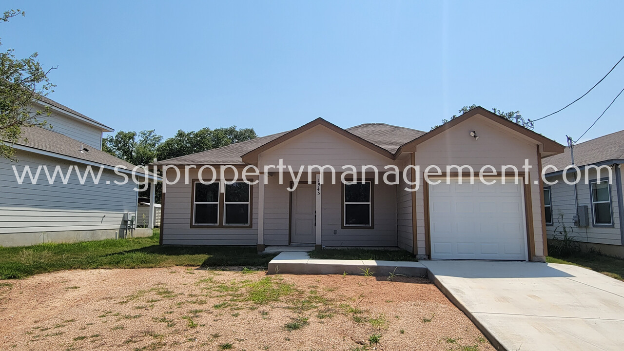 1949 Cedar Park in Kingsland, TX - Building Photo