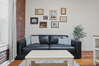 1523 Oak St, Unit 203 in Kansas City, MO - Building Photo - Building Photo