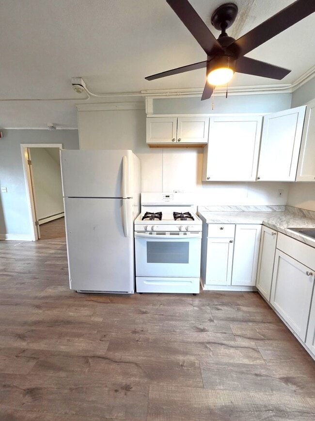 10-12 Evaleen Street, Unit 12 Evaleen 3R in Central Falls, RI - Foto de edificio - Building Photo