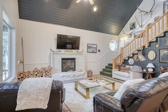 3627 Bills Loop Rd in Island Park, ID - Foto de edificio - Building Photo