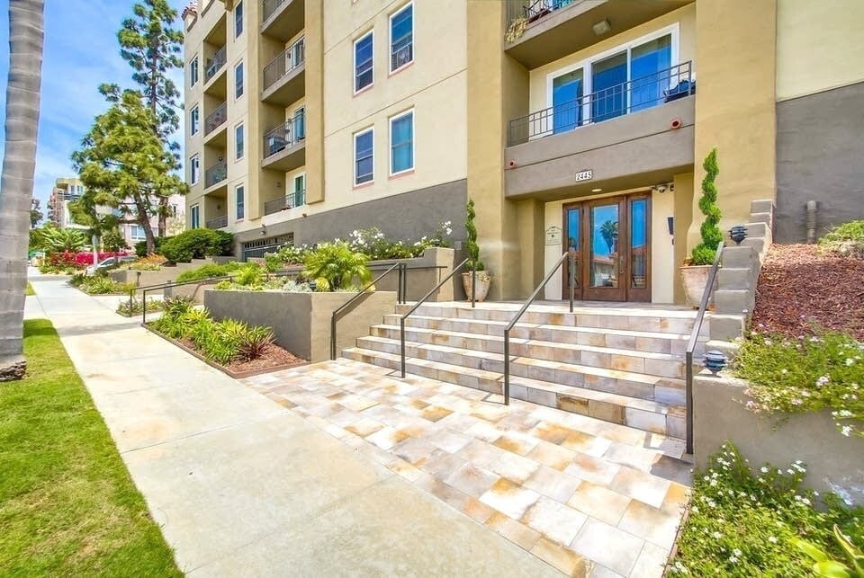 2445 Brant St in San Diego, CA - Building Photo
