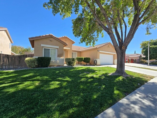 42534 Coronet Ct in Lancaster, CA - Foto de edificio - Building Photo