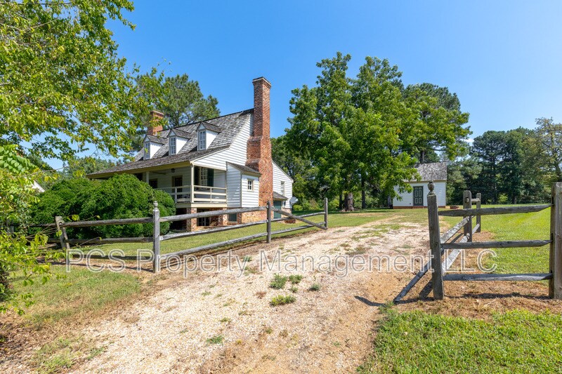 11826 Colonial Trail W in Spring Grove, VA - Building Photo