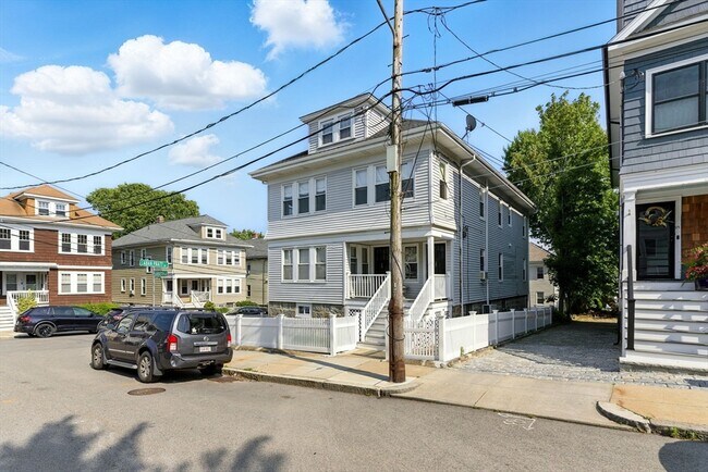 29 Arbroth St, Unit 1 in Boston, MA - Foto de edificio - Building Photo