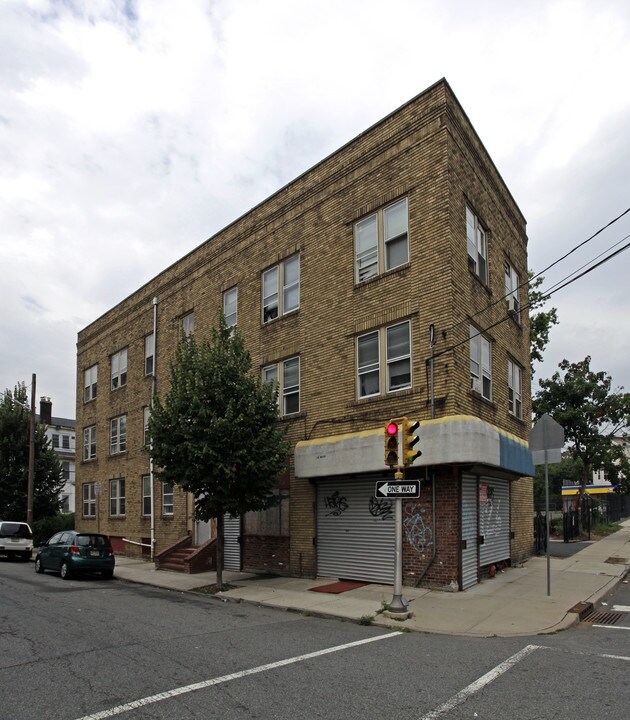 126 Custer Ave in Newark, NJ - Foto de edificio