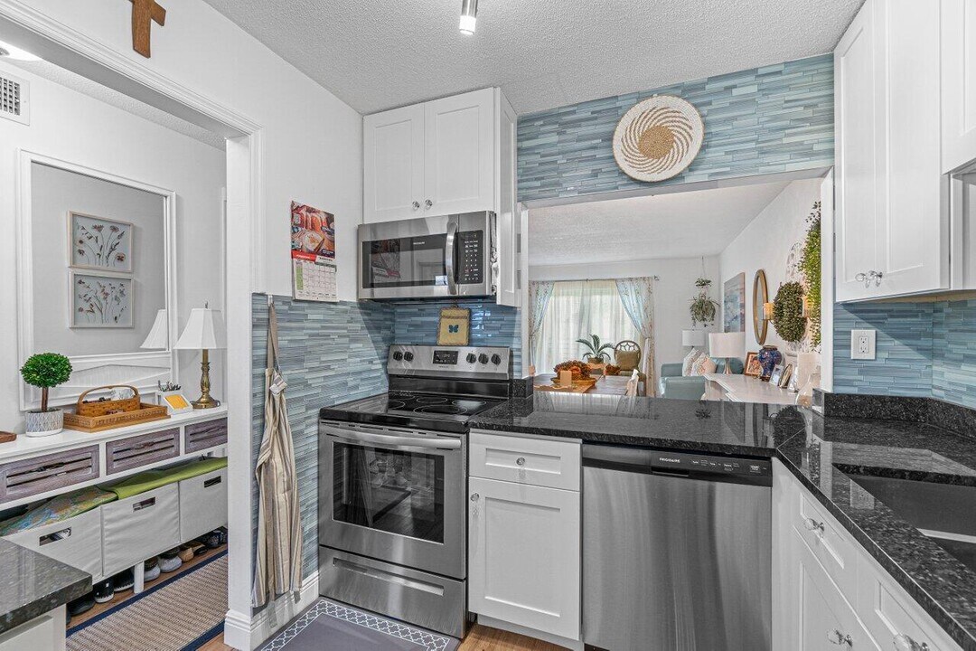 2855 Garden Dr S in Lake Worth Beach, FL - Building Photo