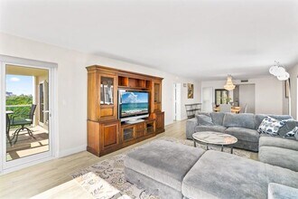 1151 N Fort Lauderdale Beach Blvd in Fort Lauderdale, FL - Foto de edificio - Building Photo