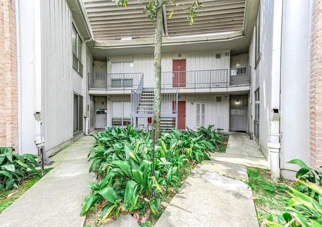 property at 8211 Katy Fwy