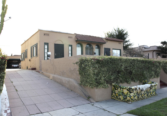 1248-1248 1/2 N Mariposa Ave