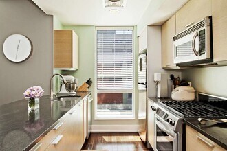 350 W 42nd St, Unit 5G in New York, NY - Foto de edificio - Building Photo