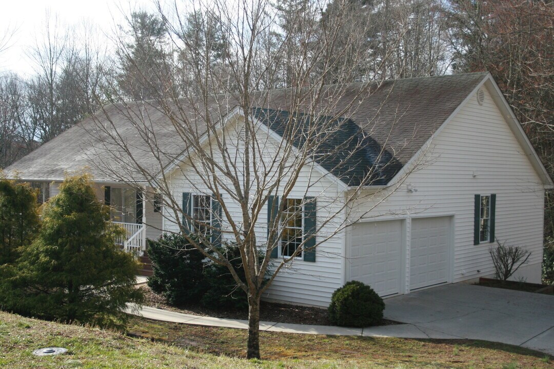 90 Roasted Chestnut Trail in Hendersonville, NC - Building Photo