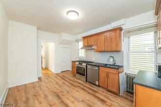 72 N Willow St in Montclair, NJ - Building Photo - Building Photo