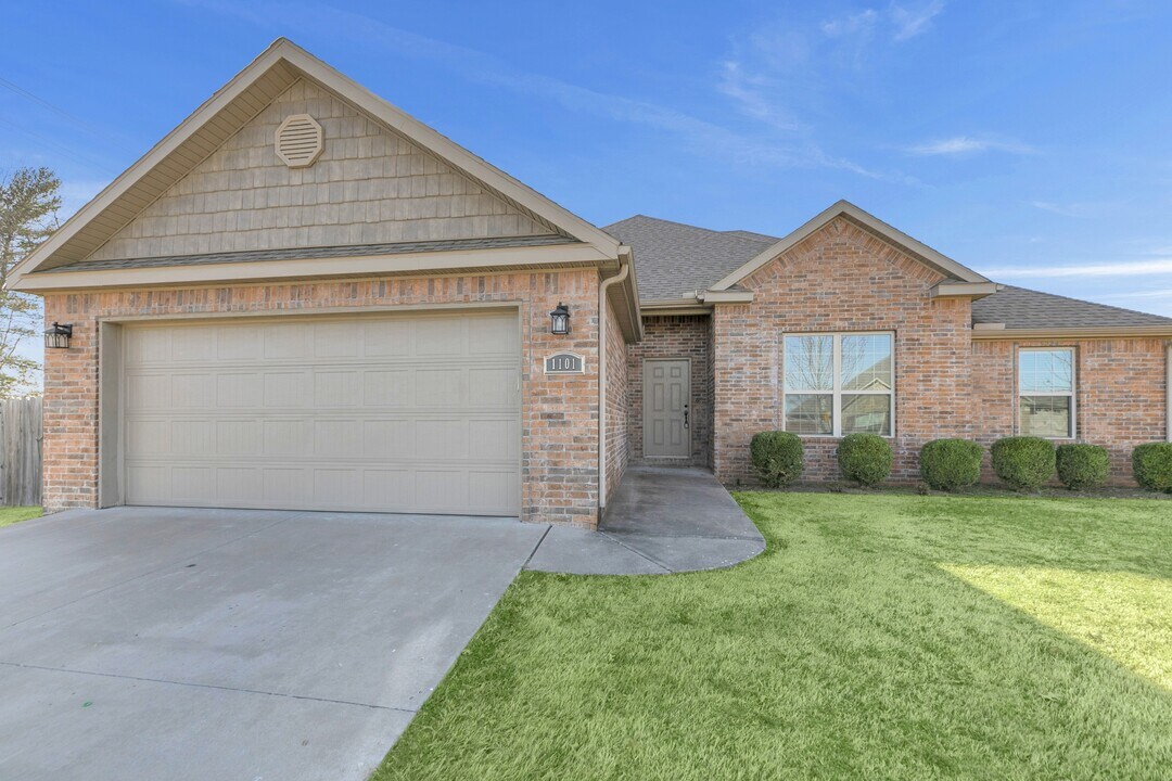 1101 Chattie Dr in Centerton, AR - Building Photo