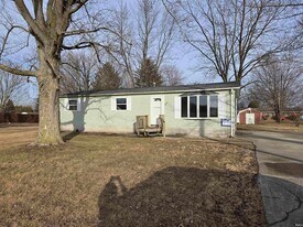 707 IN-13 in North Manchester, IN - Building Photo