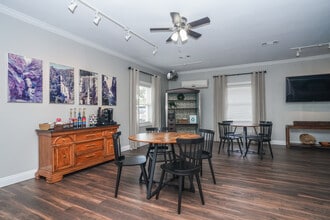 Hideaway Place Apartments in Monroe, LA - Foto de edificio - Building Photo