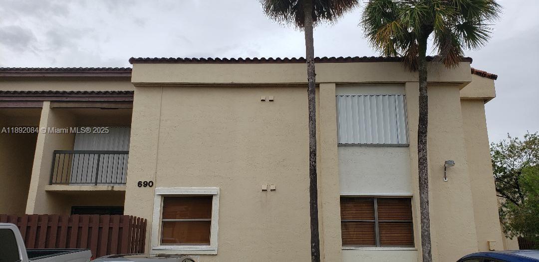 690 W Park Dr in Miami, FL - Building Photo