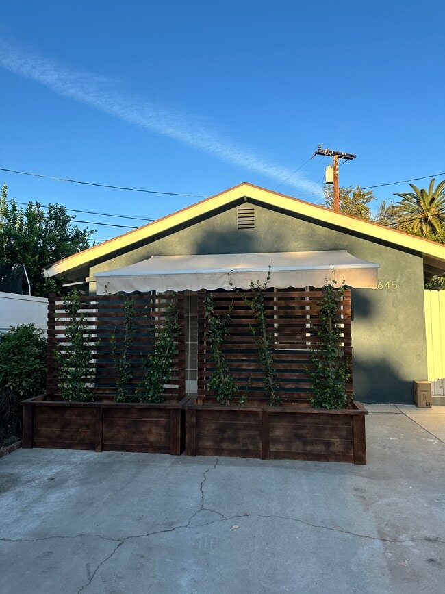 3647 Los Feliz Ct