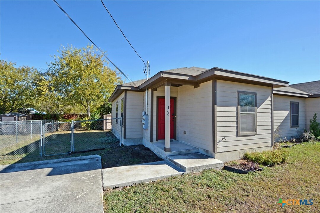 169 Rosedale Ave in New Braunfels, TX - Foto de edificio