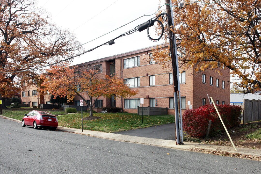 Upton House in Arlington, VA - Building Photo