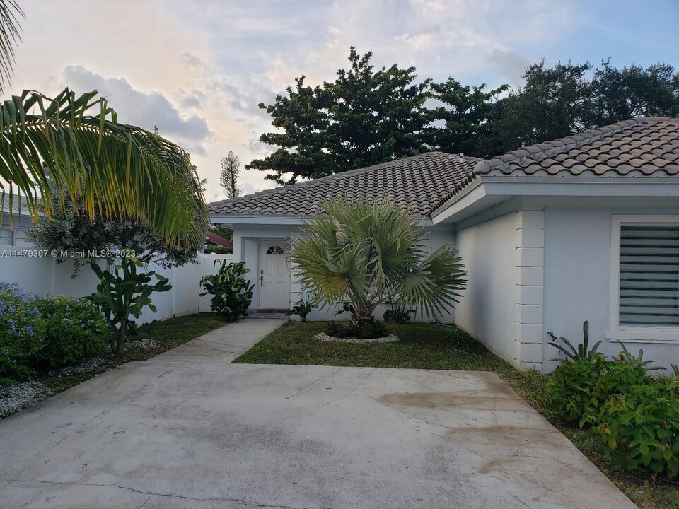 1740 NW 52nd St in Miami, FL - Building Photo