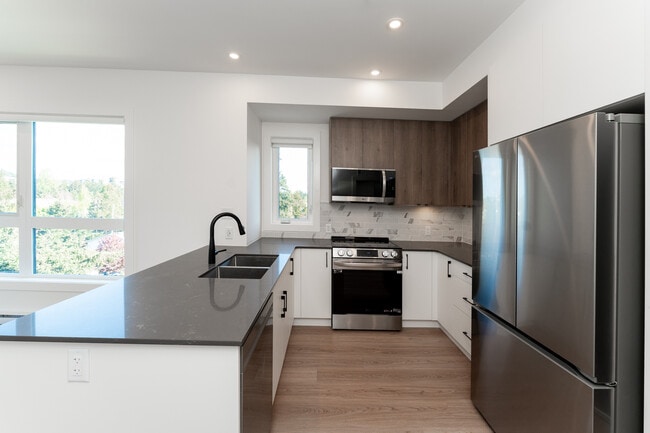 809 Arncote Ave in Victoria, BC - Building Photo - Building Photo