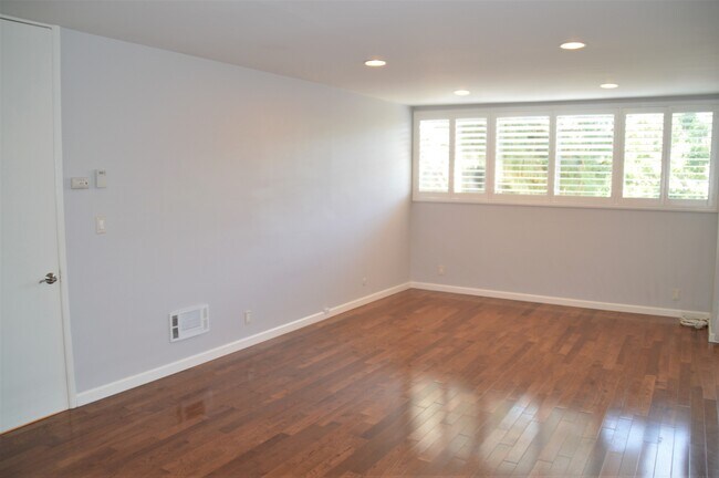 6000 Canterbury Dr in Culver City, CA - Foto de edificio - Building Photo