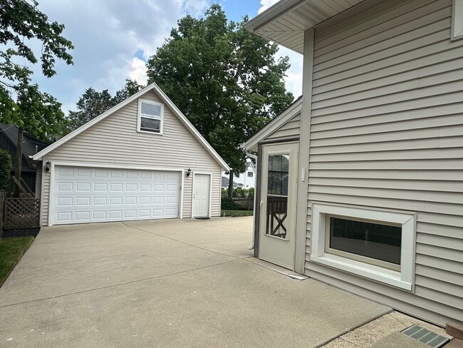 242 Holmes Ave in Clarendon Hills, IL - Building Photo - Building Photo