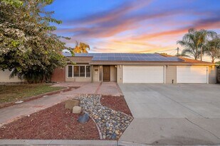 1821 Mulberry Dr in Hanford, CA - Building Photo