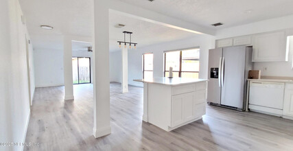 2245 Twin Pines Cir N in Jacksonville, FL - Building Photo - Building Photo