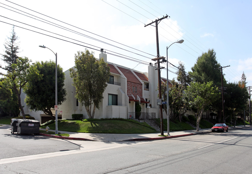 6540 Hayvenhurst Ave in Van Nuys, CA - Building Photo