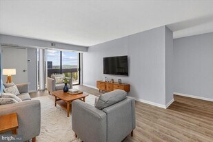 5300 Holmes Run Pkwy in Alexandria, VA - Building Photo