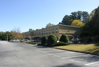 Lenox Village Apartments in Atlanta, GA - Foto de edificio - Building Photo