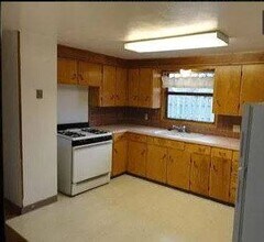 201 Clara Ct in Louisville, OH - Building Photo - Building Photo