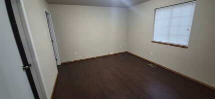 1701 Guernsey St in Sunnyside, WA - Building Photo - Building Photo