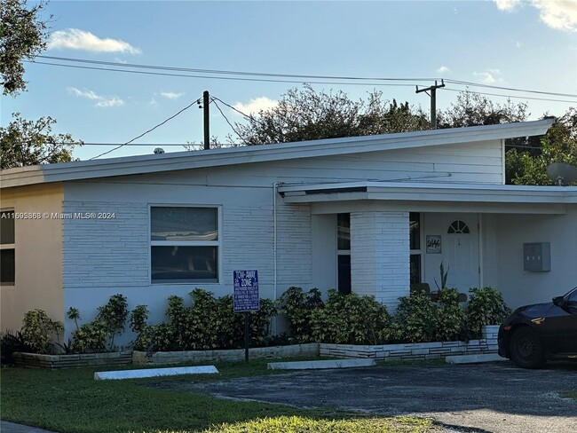 2446 Johnson St in Hollywood, FL - Foto de edificio - Building Photo