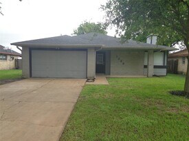 1229 Clover Dr in Angleton, TX - Building Photo