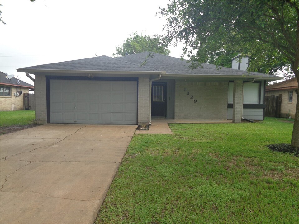 1229 Clover Dr in Angleton, TX - Foto de edificio