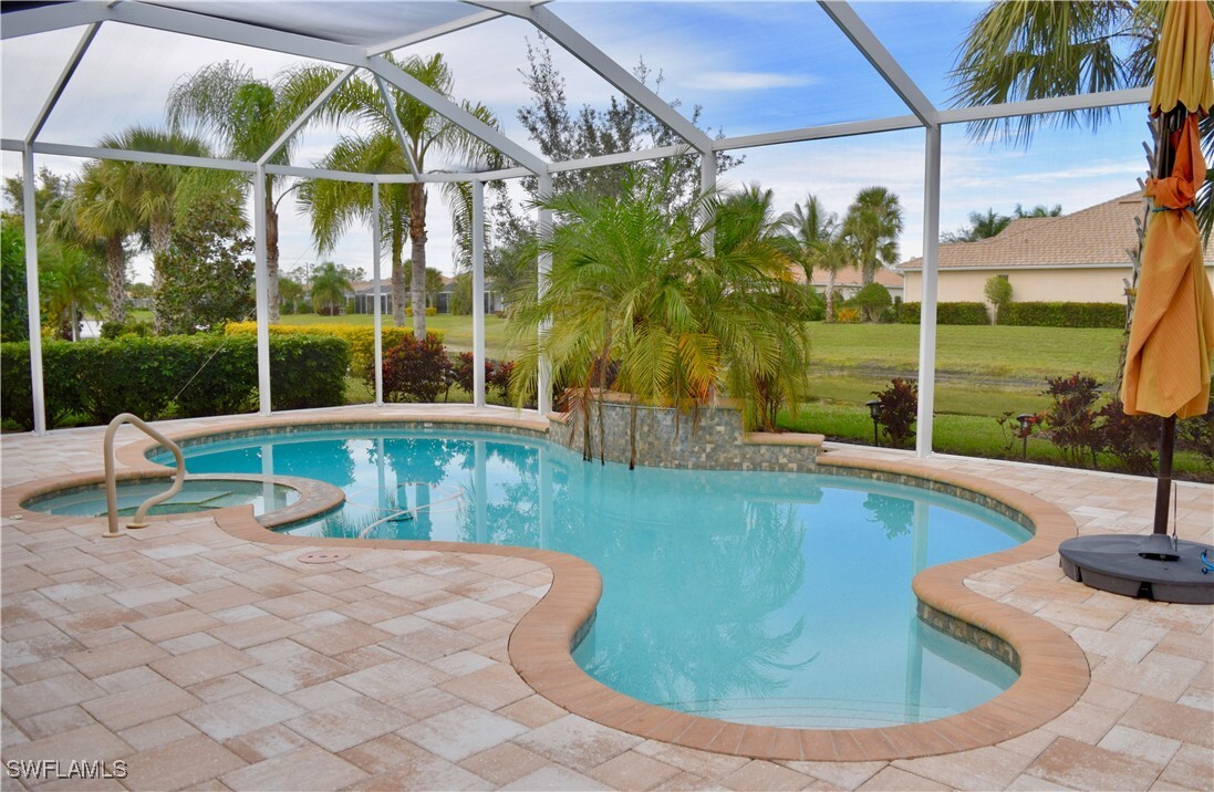 8578 Veronawalk Cir in Naples, FL - Building Photo