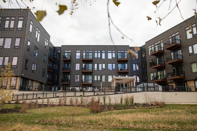 Starkweather Place in Madison, WI - Foto de edificio - Building Photo