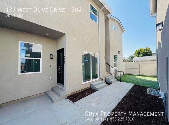 137 W Olive Dr in San Diego, CA - Building Photo - Building Photo