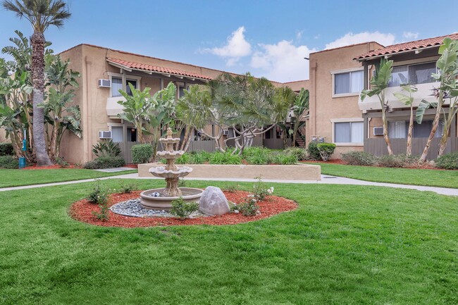 Pampas Lane Apartments in Anaheim, CA - Foto de edificio - Building Photo