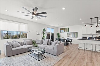 692 Echelon St in Las Vegas, NV - Building Photo - Building Photo