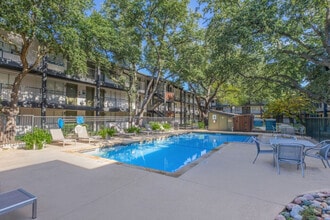 Riverfalls at Bellmar in Dallas, TX - Foto de edificio - Building Photo