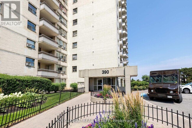 390 Dixon Rd in Toronto, ON - Building Photo - Building Photo