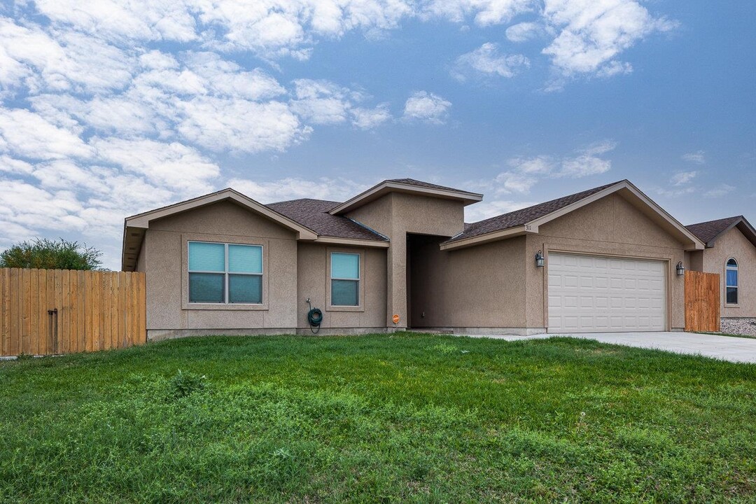 311 Javier Dr in Del Rio, TX - Building Photo