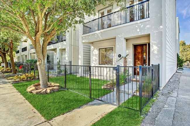property at 621 W 8th St