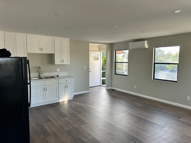 5551 Lemon Ave, Unit 1/2 in Long Beach, CA - Building Photo - Building Photo