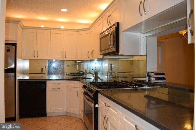 57 Goodwin Dr in North Brunswick, NJ - Foto de edificio - Building Photo