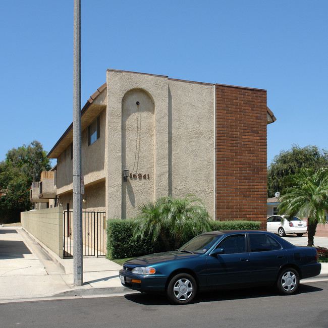 16941 Hoskins Ln in Huntington Beach, CA - Building Photo - Building Photo